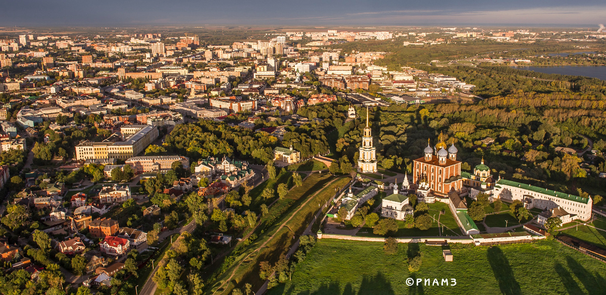 Колокольня объединяет древнюю часть Рязани (Кремль) и центр города, планировка которого началась в конце 18 века. Фото А. Павлушина
