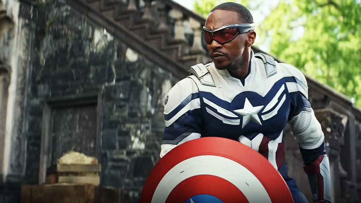 Энтони Маки в роли Сэма Уилсона, нового Капитана Америки, в фильме «Капитан Америка: Дивный новый мир»