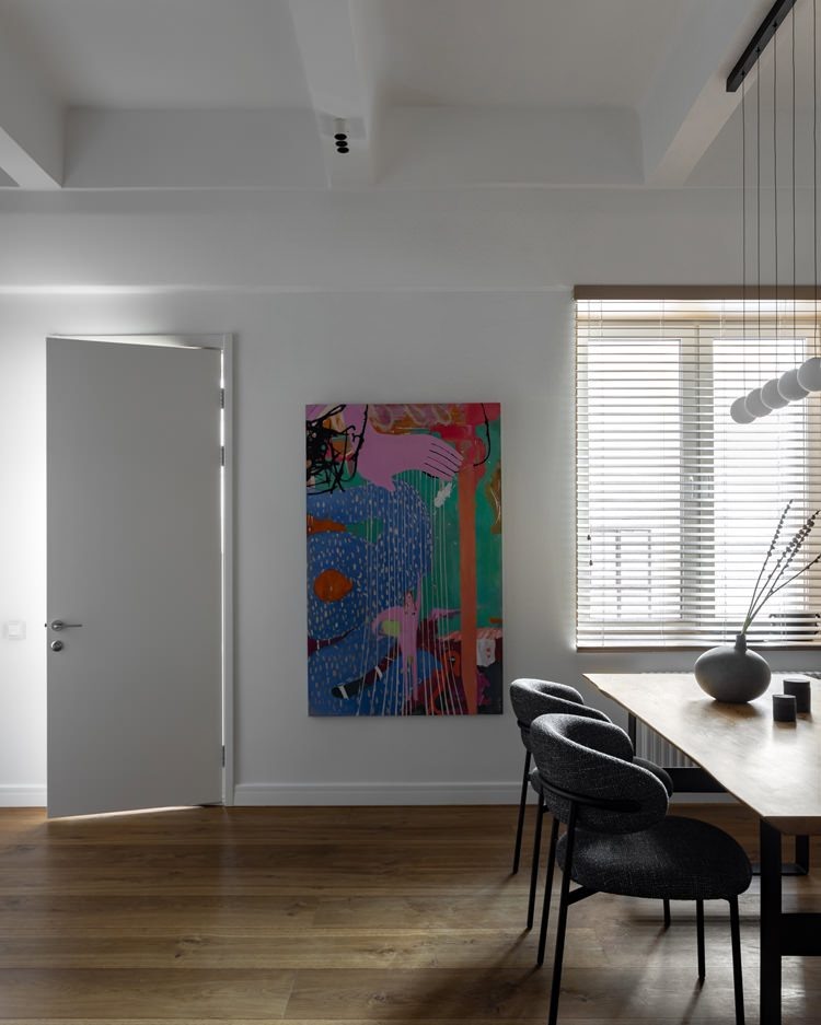 Гостиная в квартире по проекту Юлии Стариковой. Освещение, компания ЦЕНТРСВЕТ. Двери изготовлены на заказ. Стулья, Calligaris.