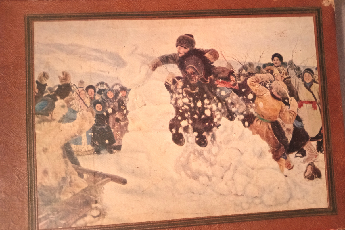 Такой фотоальбом был в 50 Х годах. Он хранился у моих Бабушки и Дедушки по линии Отца.