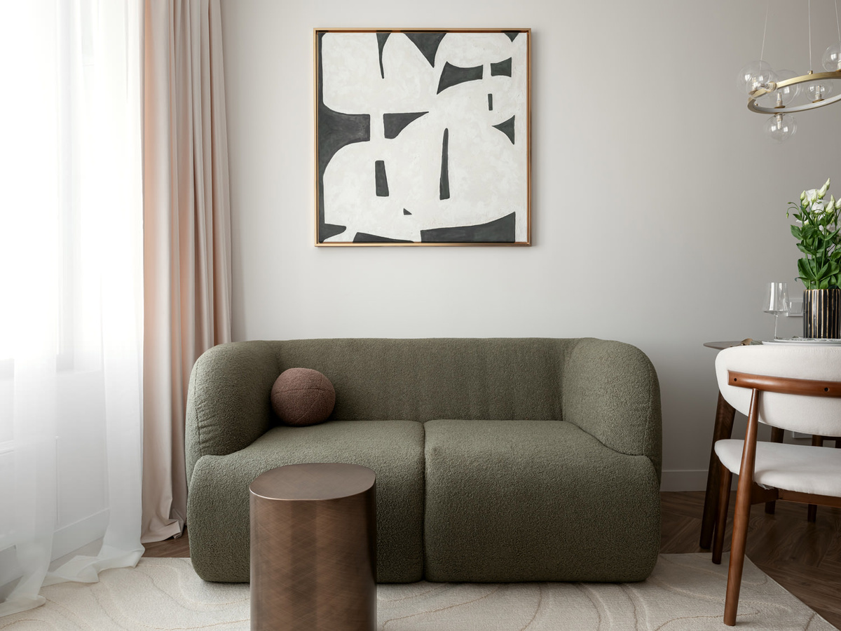 Гостиная в квартире по проекту студии инвест-дизайна Yuloo Studio. Диван, Диван-ON. Стол, Дизайн-фабрика Place it Home. Шторы, Pasionaria.