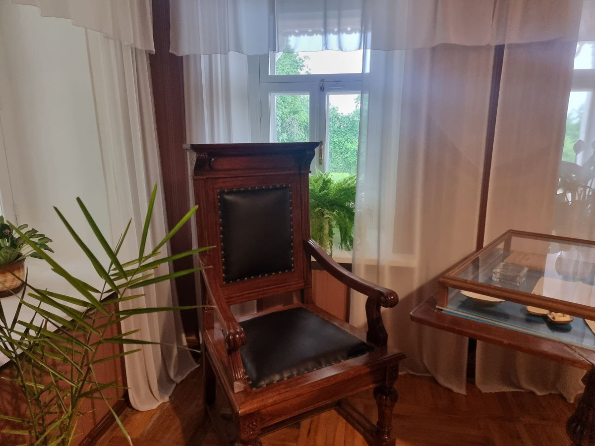 Кресло на котором поэт писал поэму