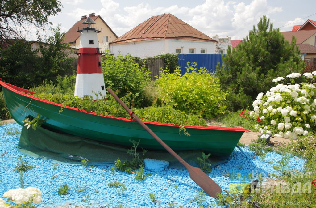 Фото Юрия Самодурова📷    Лето в цвете: стильные клумбы Волжского продолжают радовать глаз
