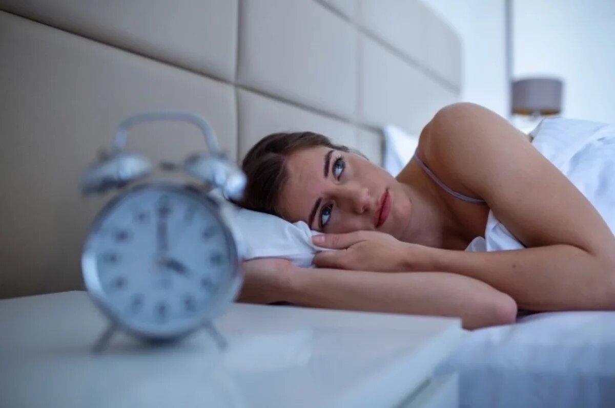    Эксперты отмечают, что превращать кровать в место для повседневной активности — в корне неверно.