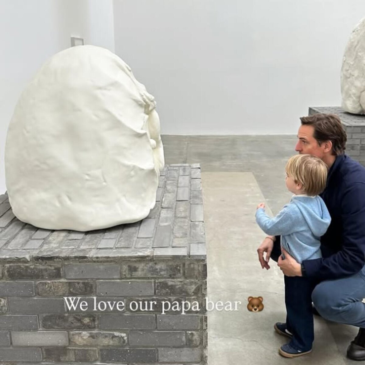    Сын Марии Шараповой с отцом Алексом Гилксом. соцсети