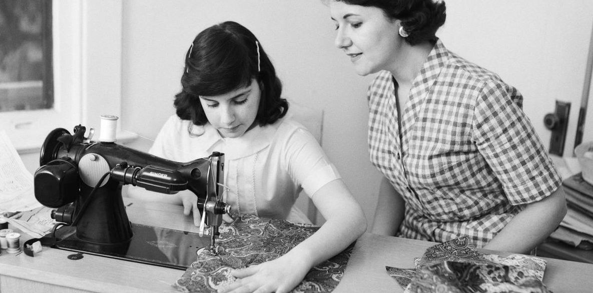 Швейные машинки были во многих семьях, и старые брюки легким движением могли превратиться в шорты. Источник Яндекс.картинки