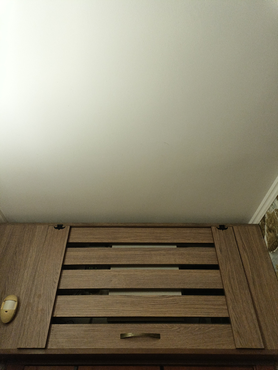 Фото автора. Декоративный шкаф над входной дверью, где спрятаны автоматы (они у меня заведены в квартиру), роутер и другое оборудование. 