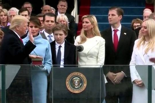    Дети Трампа анонсировали запуск сети T1 Mobile и золотой смартфон