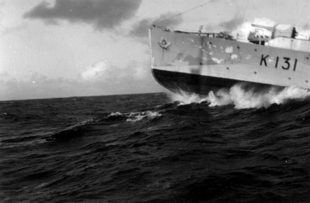 Канадский корвет «Чиллиуок» во время сопровождения конвоя НХ-202 