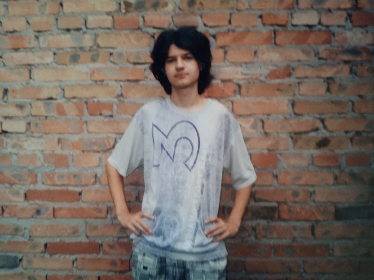 Фото из архива автора. Мой сын в 17 лет. Парень жгучий брюнет. Похож на Васю. 