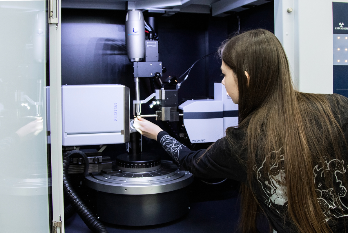 Участник проекта Виктория Гончаренко изучает структуру образцов с помощью дифрактометра. Источник: Виктория Гончаренко