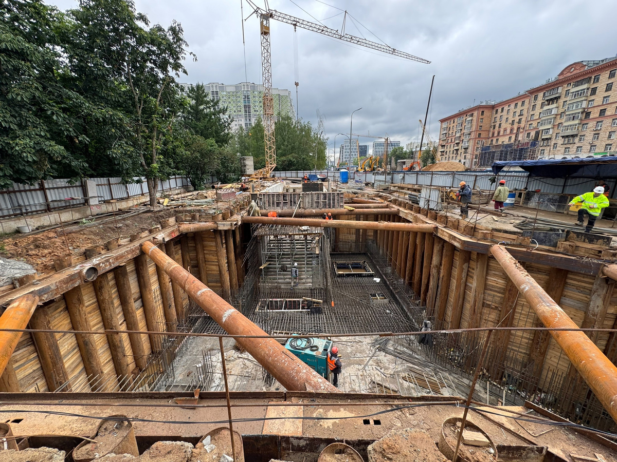 📷 1.1: Готовы стены лестничного схода выхода около памятника Хо Ши Мину. Ведется армирование перекрытия и стен прилегающей секции коридора.