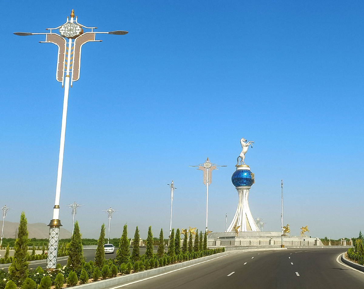 Туркмены, одни из немногих среднеазиатов, которые не употребляют конину в пищу, Конь для них - член семьи. 