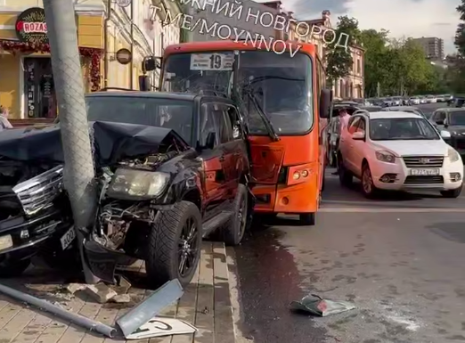    Маршрутка № 19 и четыре автомобиля столкнулись в центре Нижнего Новгорода