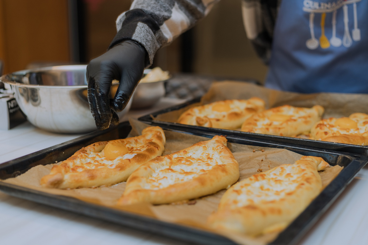 Мастер-класс грузинской кухни: готовим хинкали и хачапури с шеф-поваром