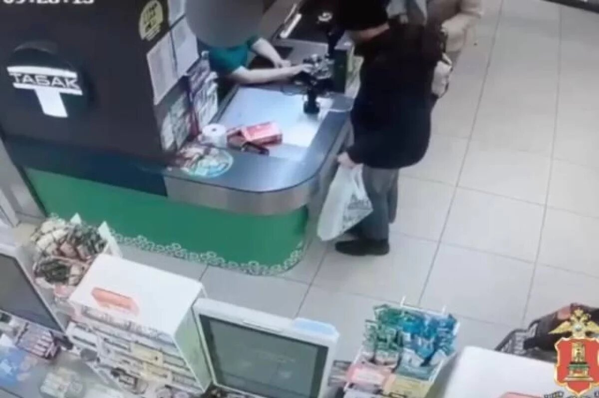    В Твери мужчина под камерами расплачивался найденной банковской картой