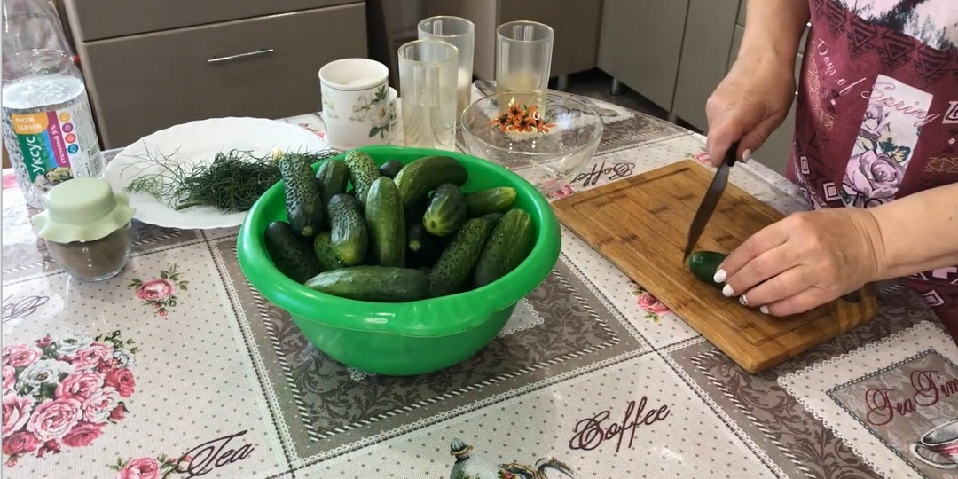 Очень вкусные огурцы по-польски. С укропом, перчиком и немного чесночка.