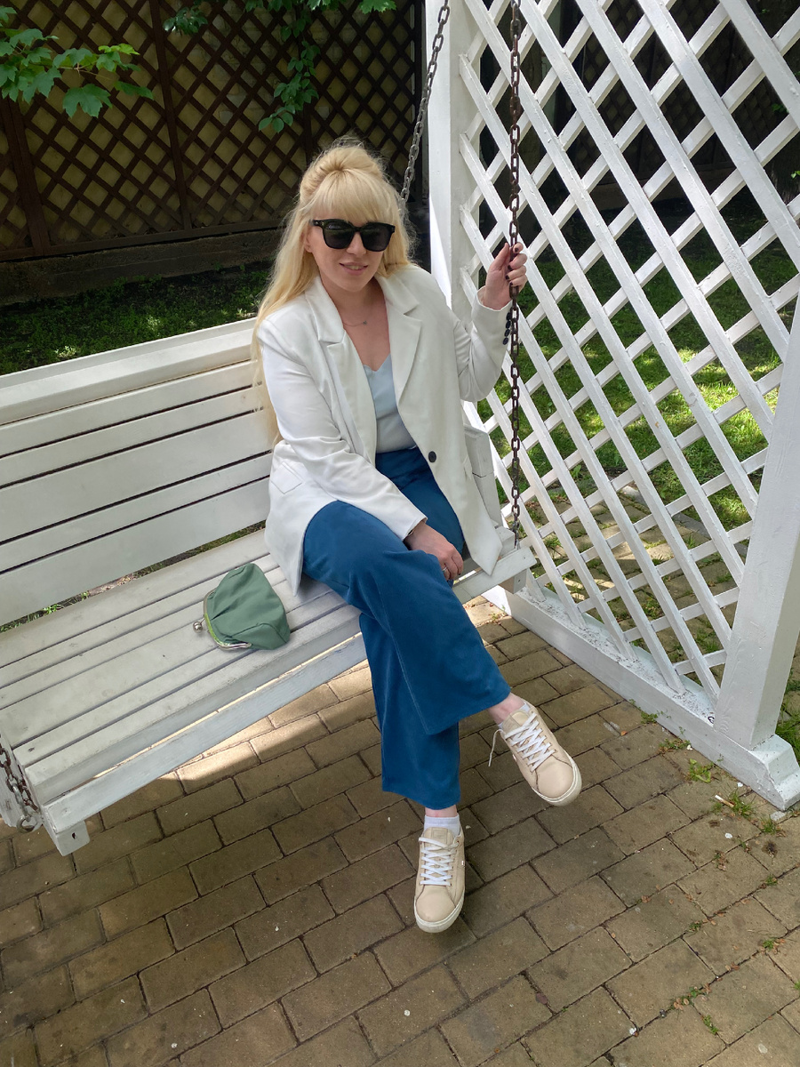 Очень милые качели в сквере