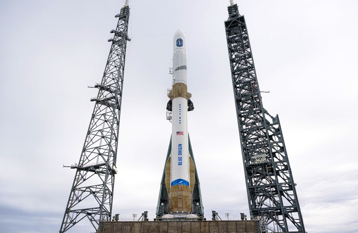 Ракета-носитель New Glenn в начале 2025 г на стартовом столе, фото из открытых источников