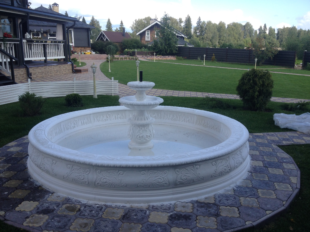 Фонтан из белого датского цемента