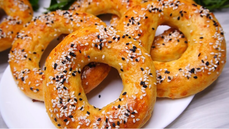 У меня творог не залеживается в холодильнике, готовлю Бублики из творога (просто и без дрожжей).