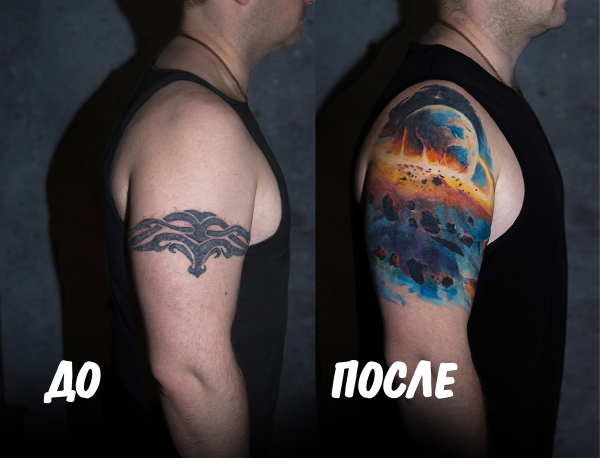 Перекрытие старой чб татуировки с стиле трайбл ярким реалистичным цветным космосом