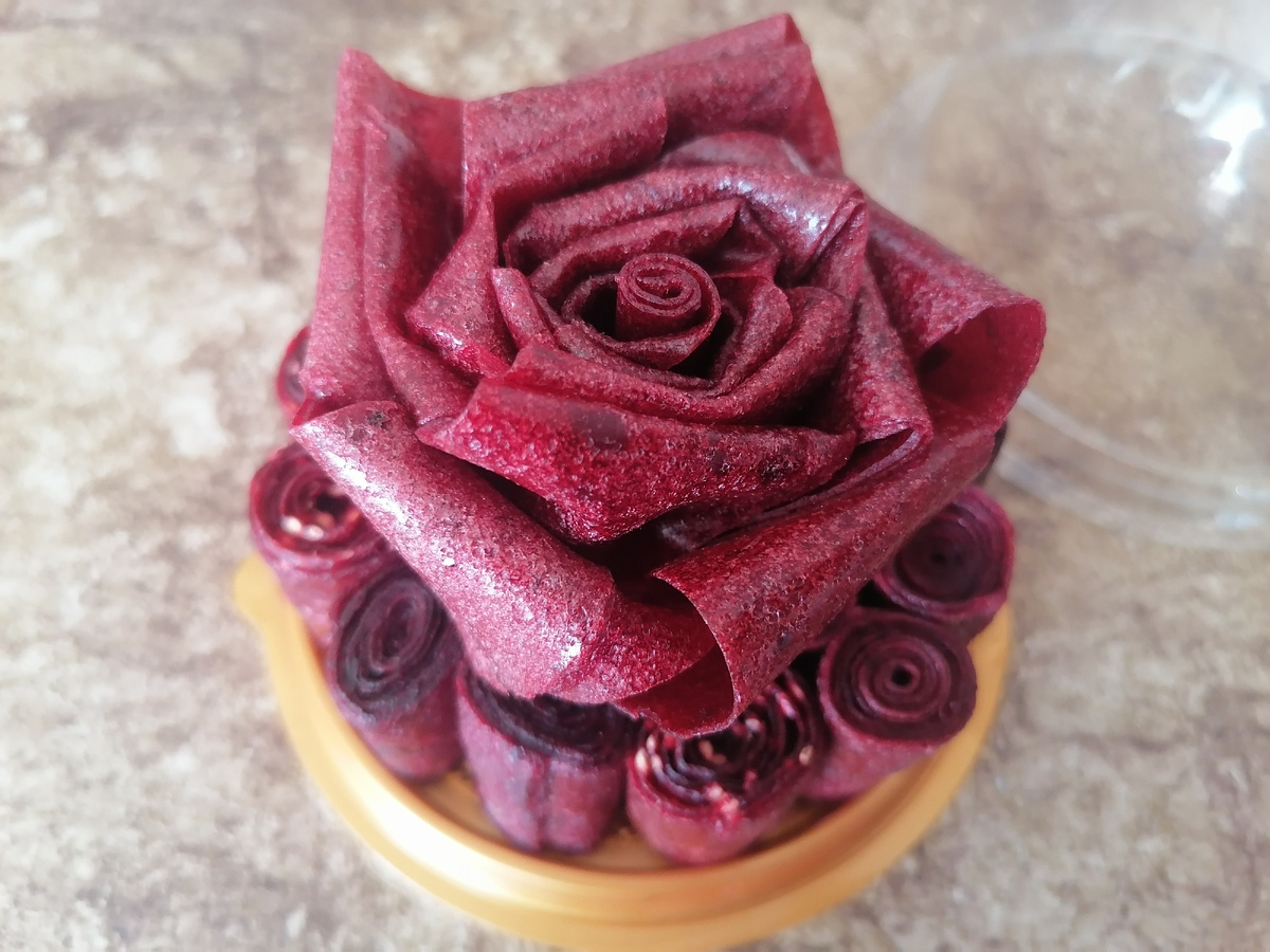 Роза из вишневой пастилы
