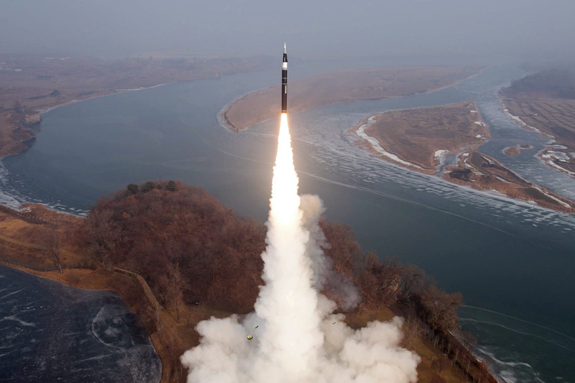    Гиперзвуковая ракета    
Фото: KCNA / EPA / TASS