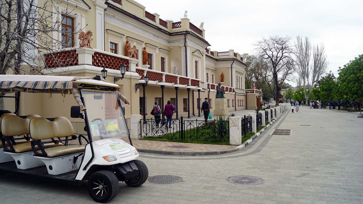 Дом с галереей был построен по проекту самого Айвазовского в середине 19 века. Тогда особняк стал центром культурной жизни. А галерея Айвазовского — первой публичной картинной галереей на юге России
