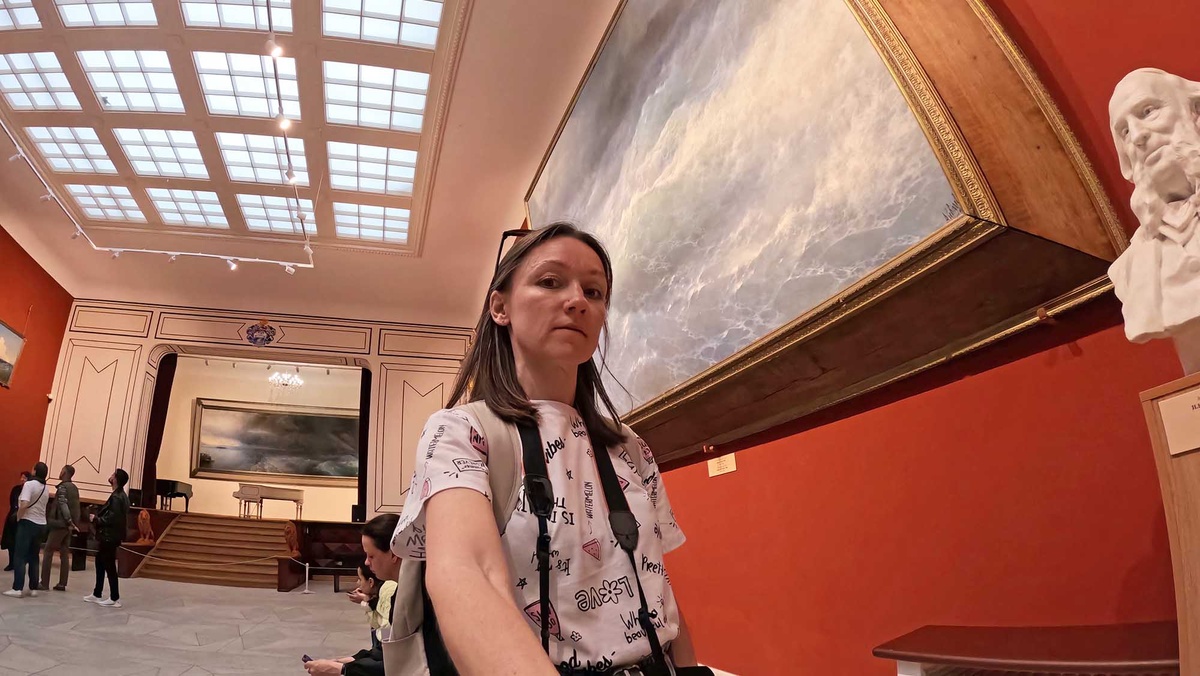 Свой дом с галереей и полотнами художник завещал после смерти родному городу. Сегодня здесь находится самая большая в мире коллекция полотен Ивана Айвазовского. В собрании 416 работ. Листайте галерею, чтобы увидеть ещё фото