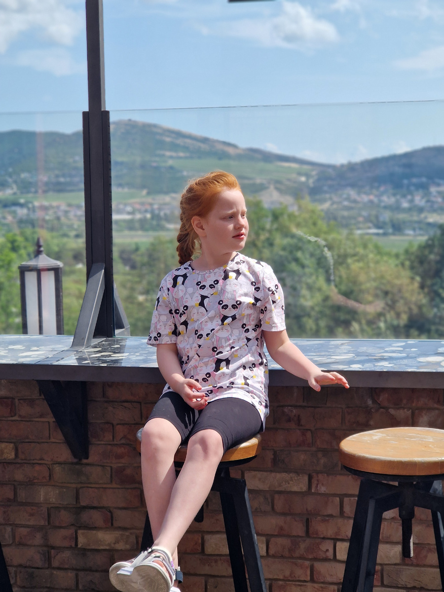 Позирует📸