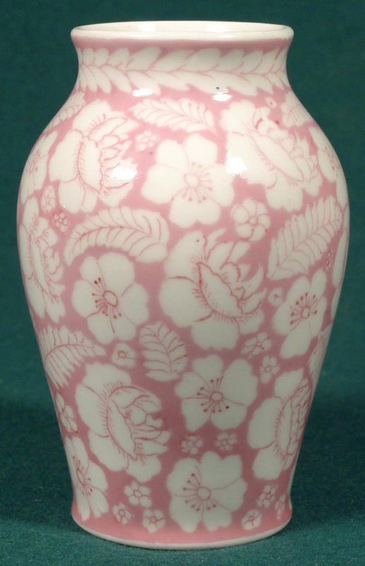 Ваза с крытьём монохромным по трафарету. 1938-1939.  Автор формы Гончаренко И.И, автор росписи Смирнов Л.С. Высота 11,2 см. Государственное автономное учреждение культуры Ярославской области "Рыбинский государственный историко-архитектурный и художественный музей-заповедник". 