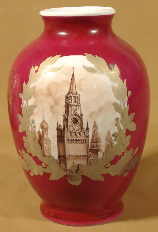 Ваза "Москва" (?). 1938. Автор формы и росписи И.И. Гончаренко. Крытье рубиновое надглазурное, роспись надглазурная, монохромная, фарфор, цировка, золочение. Высота 18,2 см. Государственное автономное учреждение культуры Ярославской области "Рыбинский государственный историко-архитектурный и художественный музей-заповедник". Листайте галерею вправо. 