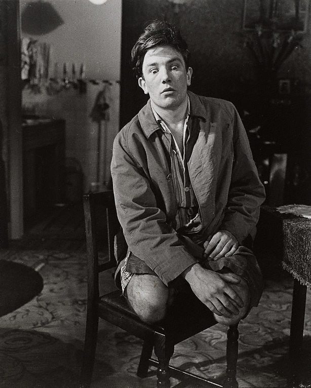 Альберт Финни, в спектакле "Билли-лжец" (1960)