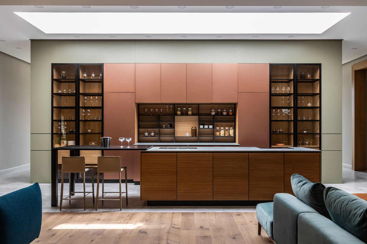 Общий вид кухни. На фото — лаконичная, насыщенная композиция, в которой каждый элемент “дышит”.