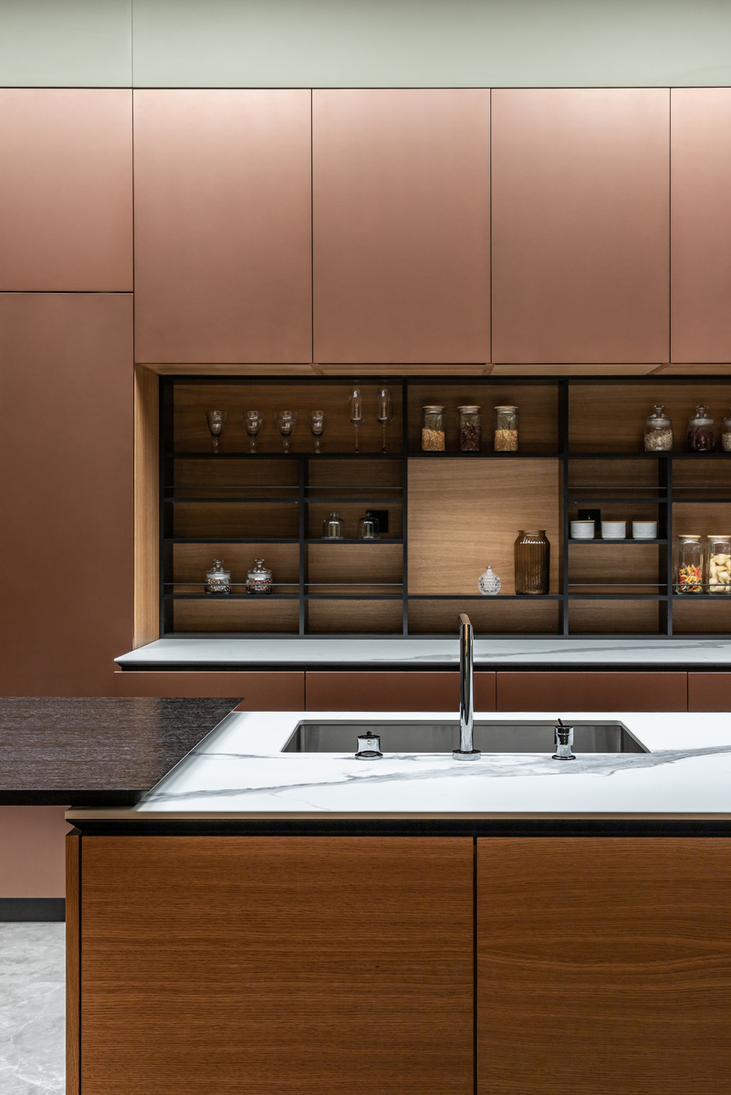 Мягкий металлический блеск, неяркий, благородный.