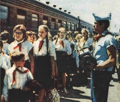 Симферополь. Поезд за поездом прибывает к перрону. Больше всего пассажиров с красными галстуками. Они едут в Артек!