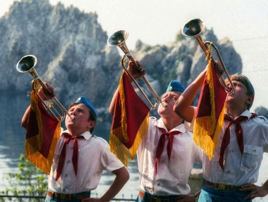 Горнисты, созывающие на утреннюю линейку