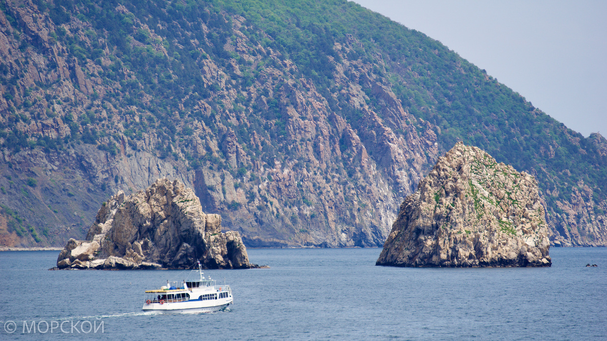 Адалары Артека (этот пассажирский катер к детскому лагерю не относится)