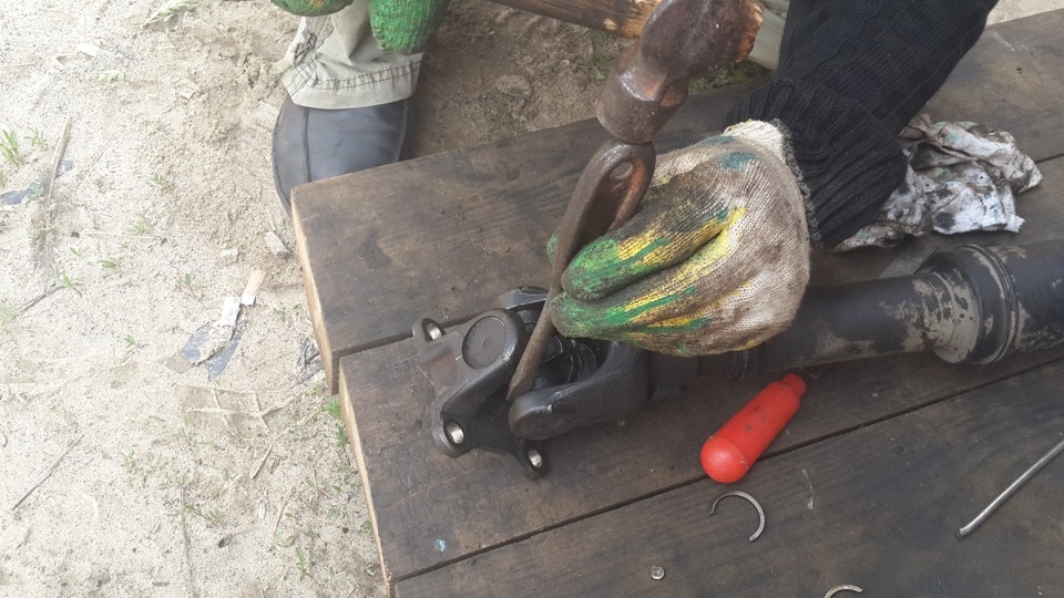 Начинаем снимать стопорные кольца