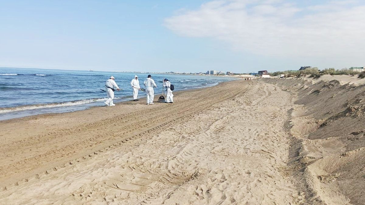 Пляжи Анапы. Люди в белых костюмах уже редкость, но встречаются.