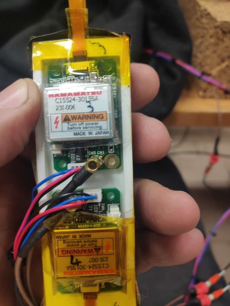     Лабораторный образец детектора: пластиковый сцинтиллятор длиной 10 см, который улавливает частицы по вспышкам света. Свет регистрируют фотодатчики на концах, а электроника усиливает сигнал и стабилизирует работу.    
 Источник: Francesca Liberatori, Matteo Battisti, Marco Casolino, Laura Marcelli, Zbigniew Plebaniak, Enzo Reali