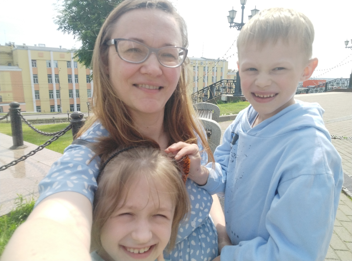 С детьми на фоне бывшей моей работы