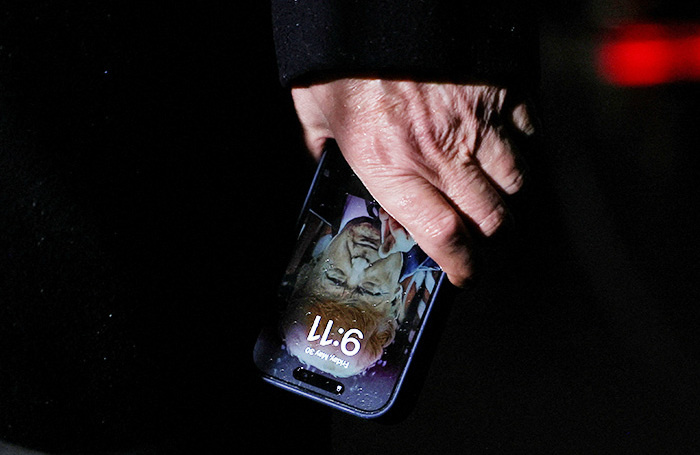    Смартфон в руке Дональда Трампа.REUTERS/Leah Millis