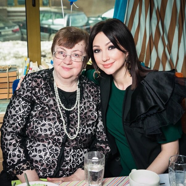    Пока певица не объявила, когда проведет маму в последний путь admin