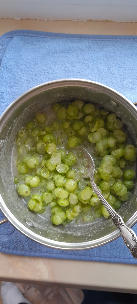 Перемешиваем с сахаром