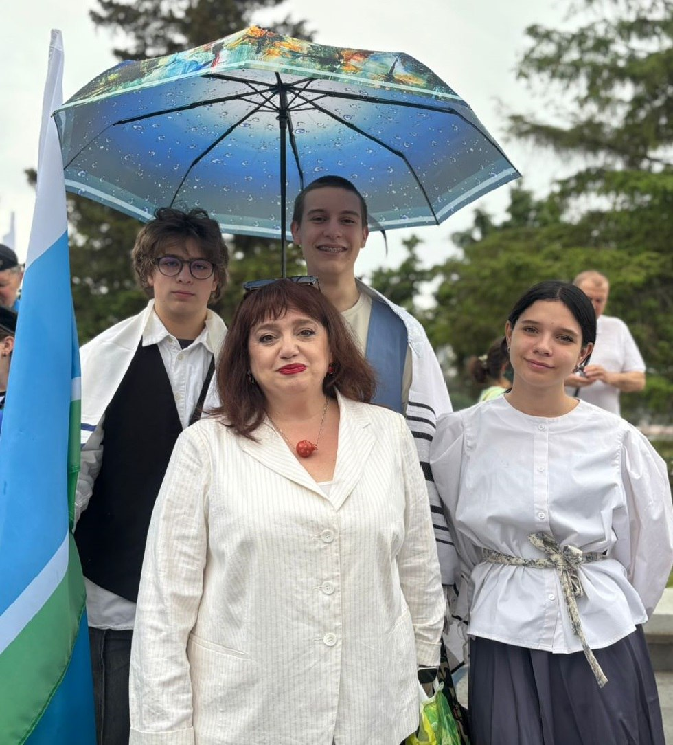 Ирина Гуткина и ребята из NAAR - подросткового клуба фонда 