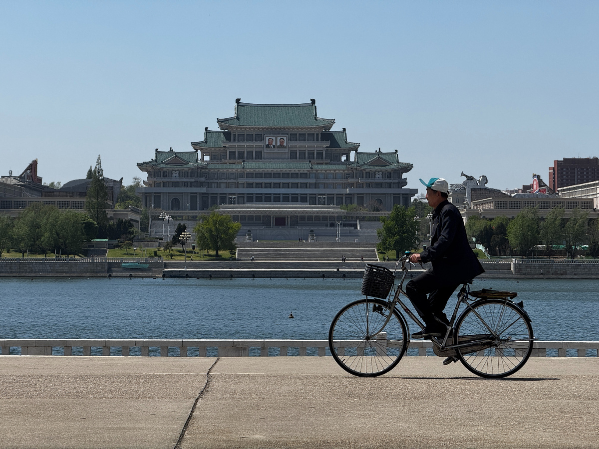 Пхеньян. Набережная у монумента идеям Чучхе. Велосипед - транспорт среднего класса. фото - Дмитрий Абдугафаров