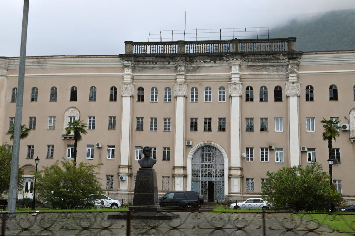 Здание шахтоуправления, заброшено частично. Сейчас скорее всего в некоторых кабинетах хранится архив. Раньше на первом этаже справа работала авиакасса.