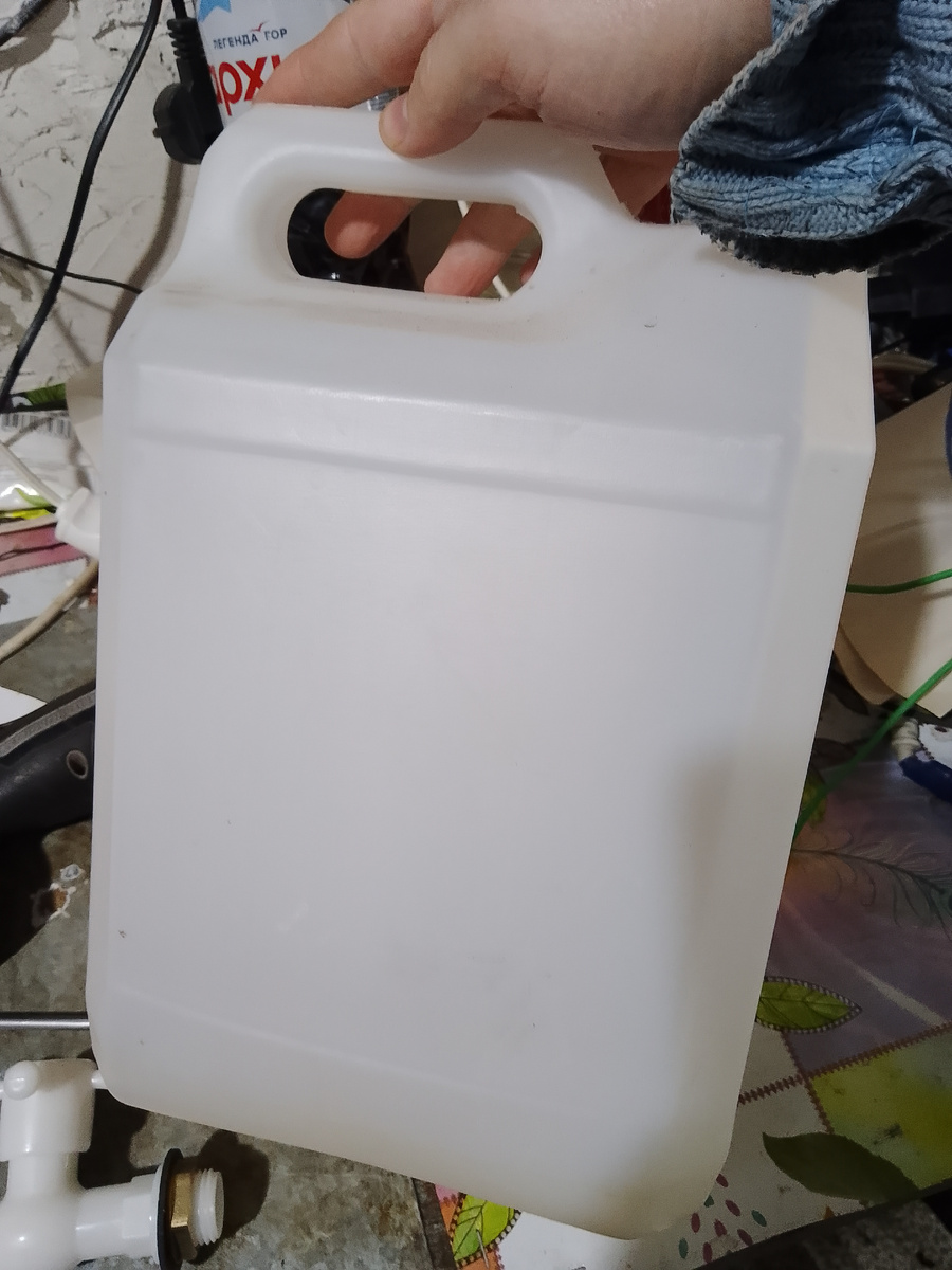 Канистра пластиковая 5Л. Фото автора.